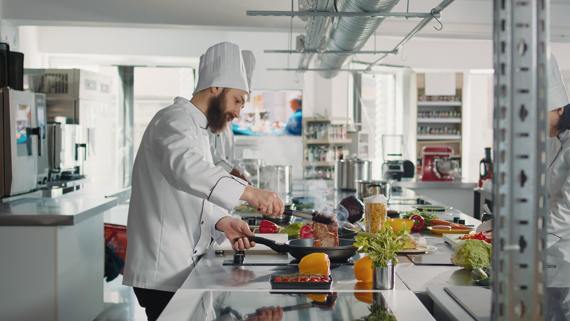 Nowoczesne laboratorium kuchenne z technologią przygotowania potraw